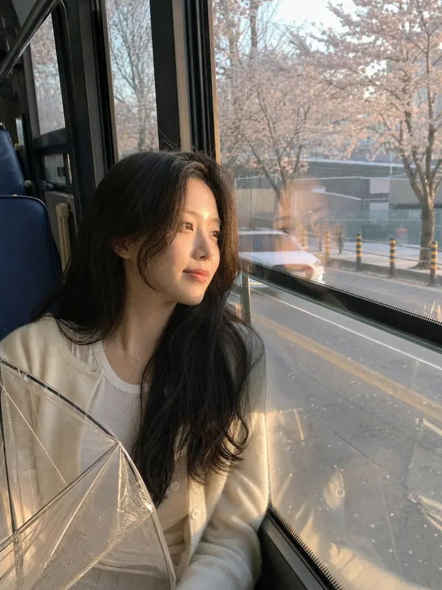 봄날의 버스 창가 셀피