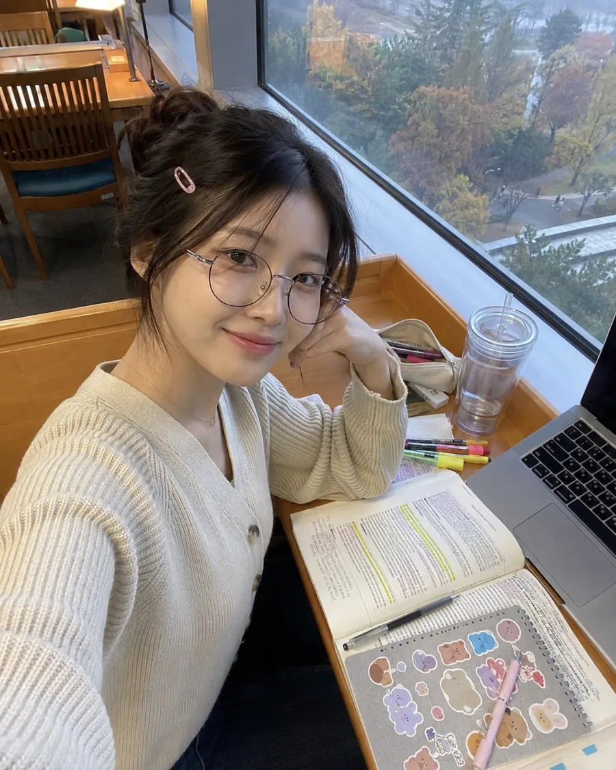 도서관 창가 시험기간 셀프샷