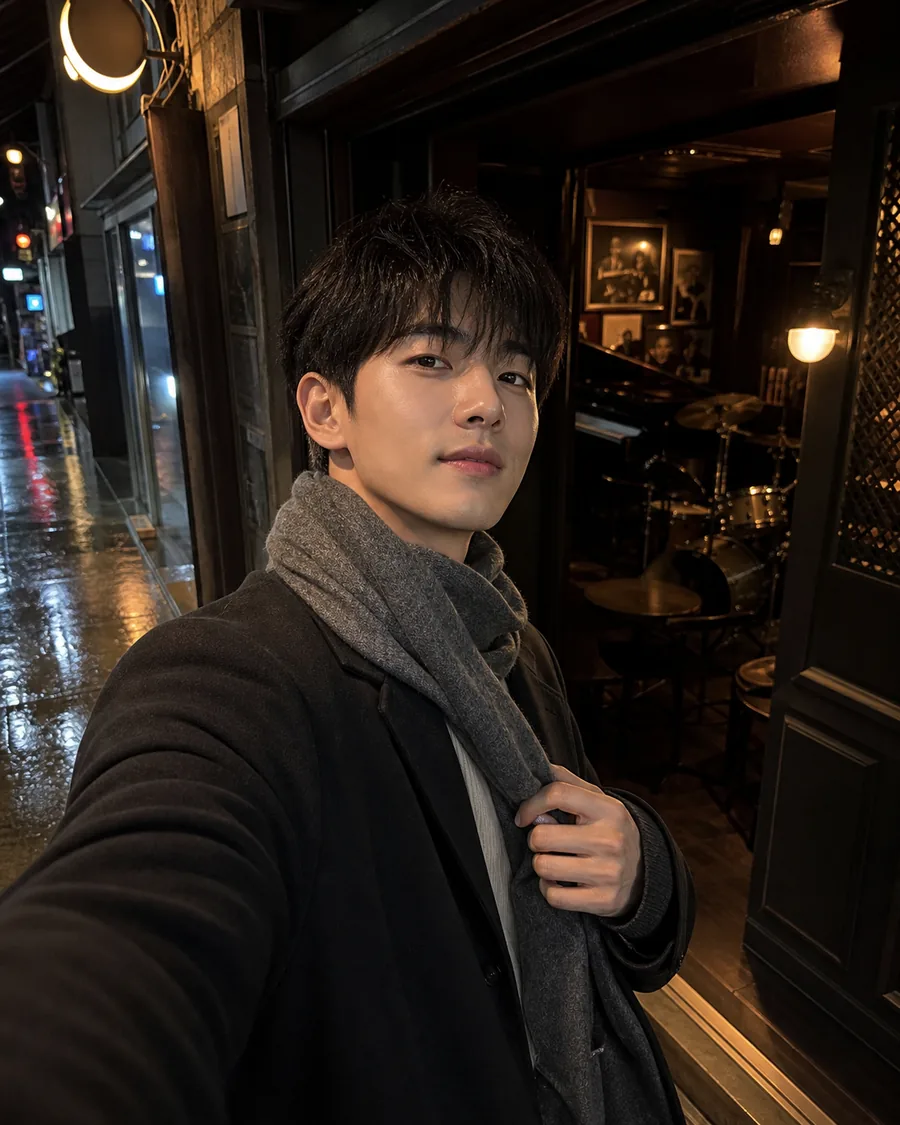 재즈 바 앞 미니멀 룩