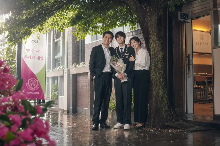 비 오는 날 졸업식 가족사진