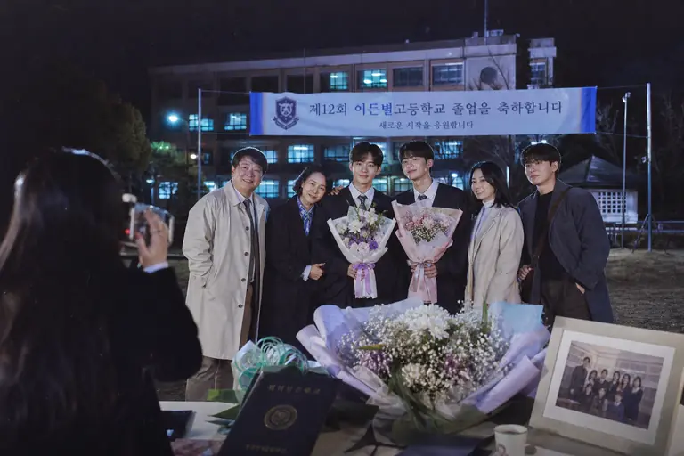 밤의 졸업식 기념사진