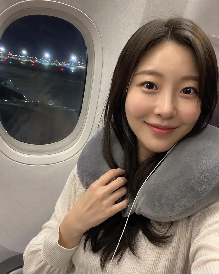 비행 전 창가 셀카