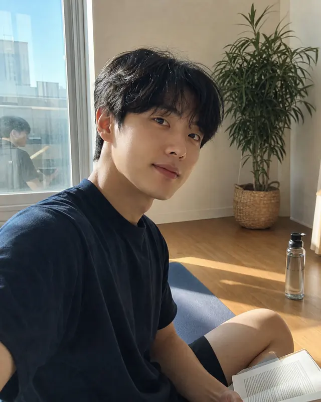 요가 매트 위 편안한 독서